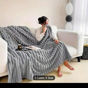NIP ELEGANTLY GORGEOUS FAUX FUR MINK BLANKET THROW GREY and Pillow